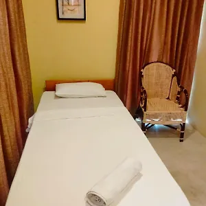 Poseidon' S Bounty Rest Hotel a capsule